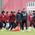 ３日に３８歳の誕生日を迎えた神戸のビジャ（中央左）７日にリーグ最終戦を控え、気合十分＝神戸市西区、いぶきの森球技場