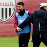 ３日に３８歳の誕生日を迎えた神戸のビジャ（中央）。笑顔で練習を引き上げた＝神戸市西区、いぶきの森球技場