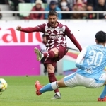 神戸-磐田　前半、シュートを放つ神戸のダビド・ビジャ＝７日午後、神戸市兵庫区、ノエビアスタジアム神戸（撮影・辰巳直之）