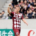 神戸-磐田　前半、先制ゴールを決めてガッツポーズをする神戸のポドルスキ＝７日午後、神戸市兵庫区、ノエビアスタジアム神戸（撮影・斎藤雅志）