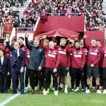 集まったサポーターとともに天皇杯制覇を誓う神戸イレブン＝神戸市兵庫区、ノエビアスタジアム神戸