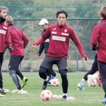 天皇杯準決勝に向けた神戸の練習で体を動かすＤＦ那須（中央）＝神戸市西区、いぶきの森球技場