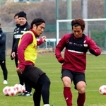 天皇杯準決勝に向けた神戸の練習でＦＷ小川（右）に体を寄せるＤＦ那須＝神戸市西区、いぶきの森球技場