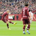 神戸-清水　前半、イニエスタ（左）が左足で先制点を決める（撮影・後藤亮平）