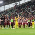 サポーターとともに「神戸讃歌」を歌い喜ぶ神戸の選手＝ノエビアスタジアム神戸（撮影・後藤亮平）