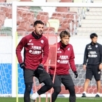 天皇杯決勝の会場となる国立競技場で調整する神戸のビジャ（中央）ら＝東京都新宿区、国立競技場