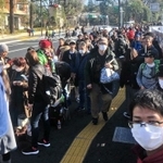 天皇杯決勝の応援に駆け付けた神戸サポーターら。座席確保のため試合前日から国立競技場に集まった＝３１日午前、東京都新宿区