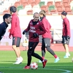 天皇杯決勝の会場となる国立競技場で調整する神戸のイニエスタ（中央）ら＝東京都新宿区、国立競技場