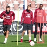 天皇杯決勝の会場となる国立競技場で調整する神戸のポドルスキ（左）ら＝東京都新宿区、国立競技場