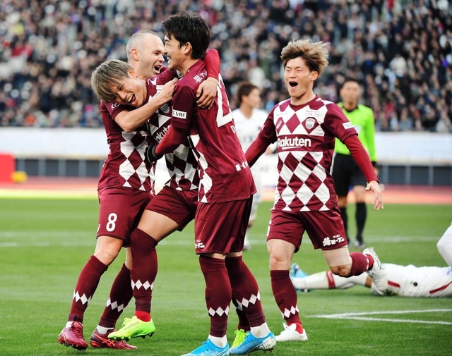 神戸-鹿島　前半、右クロスに合わせてチーム２点目を奪った藤本（左から２人目）を祝うイニエスタら神戸イレブン＝１日午後、東京・国立競技場（撮影・中西幸大）