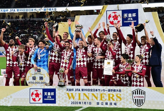 初タイトルとなった天皇杯を掲げる神戸イレブン＝１日午後、東京都の国立競技場（撮影・中西幸大）