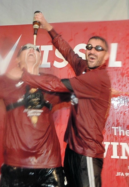 チームメートにビールをかけるビジャ（右）＝１日夜、東京都港区、東京プリンスホテル