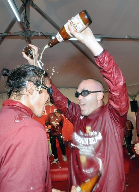 チームメートに両手でビールをかけるイニエスタ（右）＝１日夜、東京都港区、東京プリンスホテル