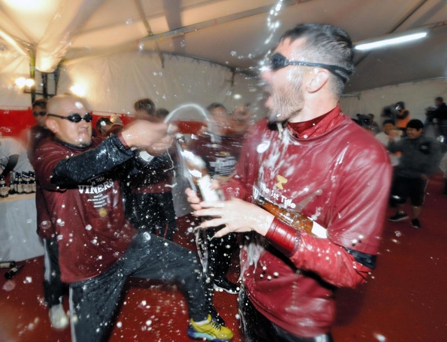 スタッフからビールをかけられるビジャ（右）＝１日夜、東京都港区、東京プリンスホテル