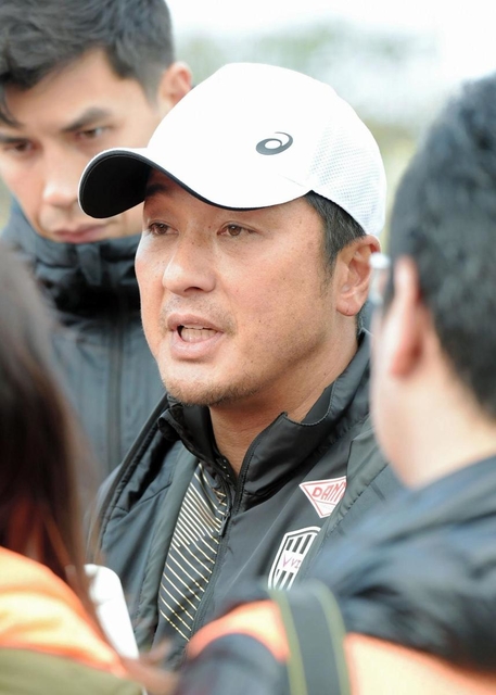 重慶との練習試合が中止になったことを報道陣に説明する神戸の三浦淳寛スポーツダイレクター＝沖縄県読谷村、残波岬ボールパーク（撮影・後藤亮平）