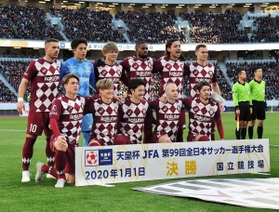 神戸-鹿島　開幕前に記念撮影する神戸イレブン＝１日午後、東京都の国立競技場（撮影・中西幸大）