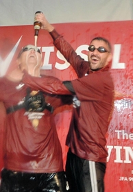 チームメートにビールをかけるビジャ（右）＝１日夜、東京都港区、東京プリンスホテル