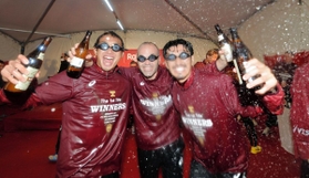 ビールかけでチームメートと笑顔を見せるイニエスタ（中央）＝１日夜、東京都港区、東京プリンスホテル