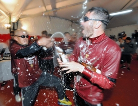 スタッフからビールをかけられるビジャ（右）＝１日夜、東京都港区、東京プリンスホテル