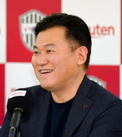 優勝の喜びを語る三木谷浩史代表取締役会長＝国立競技場（撮影・堀内翔）