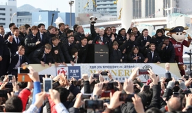 ３千人のサポーターと天皇杯優勝を喜ぶヴィッセル神戸の選手ら＝２日午後、神戸市中央区波止場町（撮影・吉田敦史）