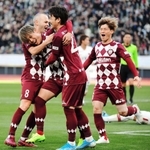 神戸-鹿島　前半、右クロスに合わせてチーム２点目を奪った藤本（左から２人目）を祝うイニエスタら神戸イレブン＝１日午後、東京・国立競技場（撮影・中西幸大）