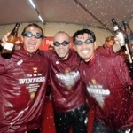 ビールかけでチームメートと笑顔を見せるイニエスタ（中央）＝１日夜、東京都港区、東京プリンスホテル