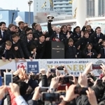 ３千人のサポーターと天皇杯優勝を喜ぶヴィッセル神戸の選手ら＝２日午後、神戸市中央区波止場町（撮影・吉田敦史）
