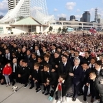 サポーターらと天皇杯優勝を喜ぶヴィッセル神戸の選手ら＝２日午後、神戸市中央区波止場町（撮影・吉田敦史）