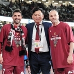 試合後、アンドレス・イニエスタ選手（右）、ダビド・ビジャ選手（左）と記念写真に納まるヴィッセル神戸の三木谷浩史会長＝１日午後、東京都新宿区、国立競技場（撮影・中田匡峻）