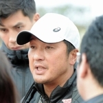 重慶との練習試合が中止になったことを報道陣に説明する神戸の三浦淳寛スポーツダイレクター＝沖縄県読谷村、残波岬ボールパーク（撮影・後藤亮平）