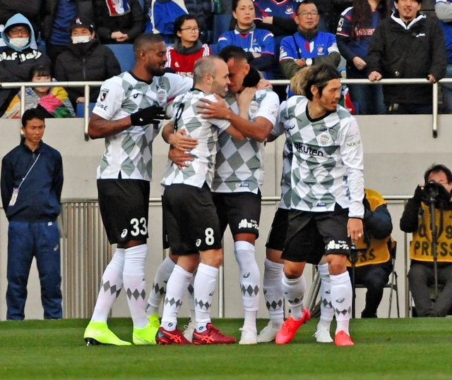 前半、アシストしたイニエスタ（中央左）と抱き合って喜ぶドウグラス（中央右）＝埼玉スタジアム（撮影・三好信也）