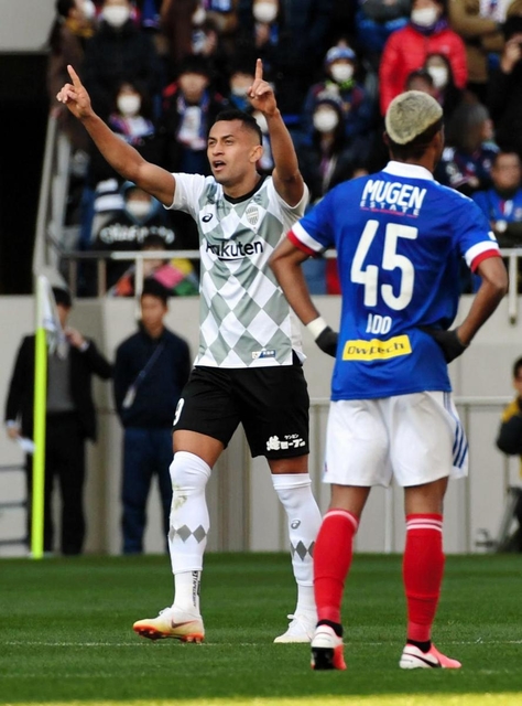 前半、先制ゴールを決め喜ぶ神戸・ドウグラス＝埼玉スタジアム（撮影・三好信也）