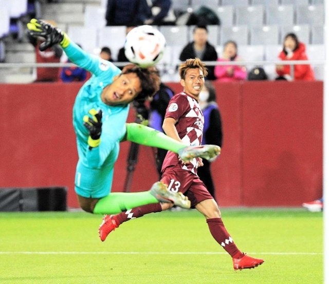 神戸-ジョホール・ダルル・タクジム　前半、先制ゴールを決める小川＝１２日午後、神戸市兵庫区御崎町、ノエビアスタジアム神戸（撮影・鈴木雅之）