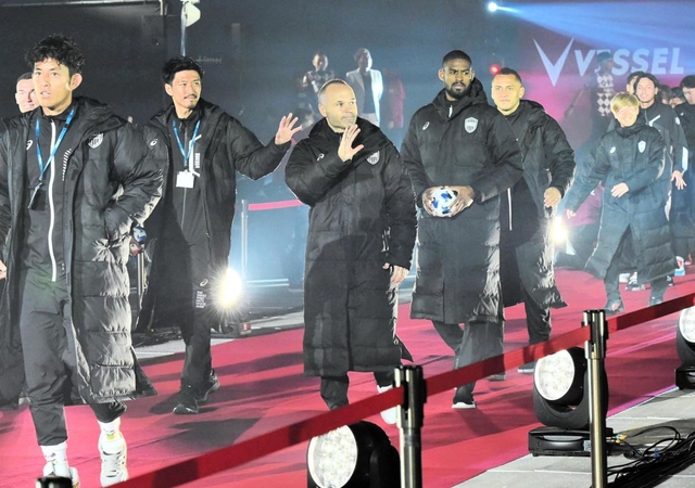 オープニングフェスタに集まったファン、サポーターに手を振るイニエスタ（中央）ら神戸の選手＝１６日午後、ノエビアスタジアム神戸（撮影・後藤亮平）