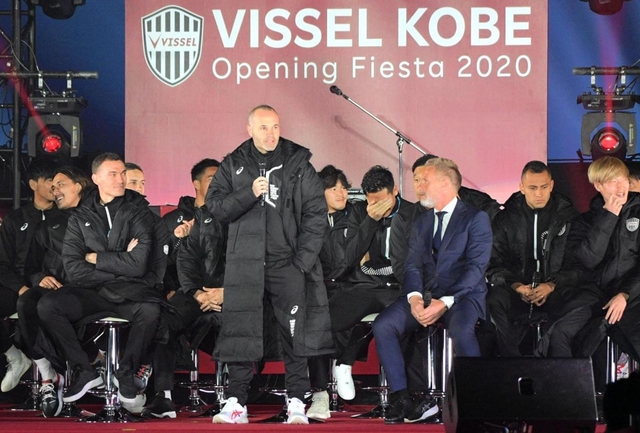 集まったファン、サポーターに今シーズンの活躍を誓うイニエスタらヴィッセル神戸の選手たち＝１６日午後、ノエビアスタジアム神戸（撮影・後藤亮平）