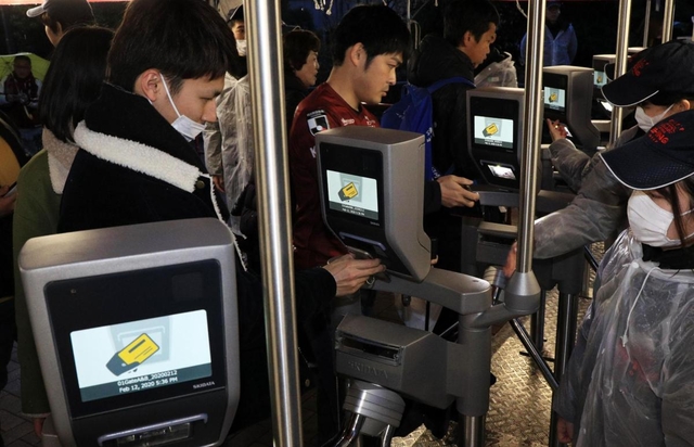 Ｊ１神戸の本拠地ノエビアスタジアム神戸に導入された「ＱＲチケット」。ＱＲコードを表示させたスマートフォンの画面を機械にかざすと、入場できる（撮影・鈴木雅之）