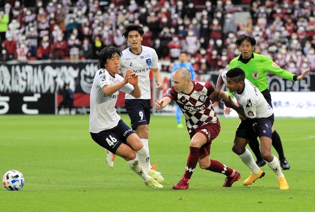 神戸ー横浜ＦＣ　前半、中村俊輔（左）らと競り合うアンドレス・イニエスタ（左から３人目）＝２３日午後、神戸市兵庫区、ノエビアスタジアム神戸（撮影・鈴木雅之）