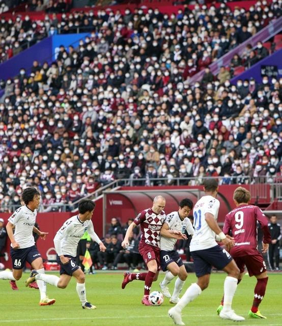 Ｊ１開幕戦を戦う神戸のアンドレス・イニエスタ（８）ら。新型コロナウイルスによる肺炎対策でマスク姿の観客がスタンドを埋めた＝２３日午後、神戸市兵庫区御崎町１、ノエビアスタジアム神戸（撮影・辰巳直之）