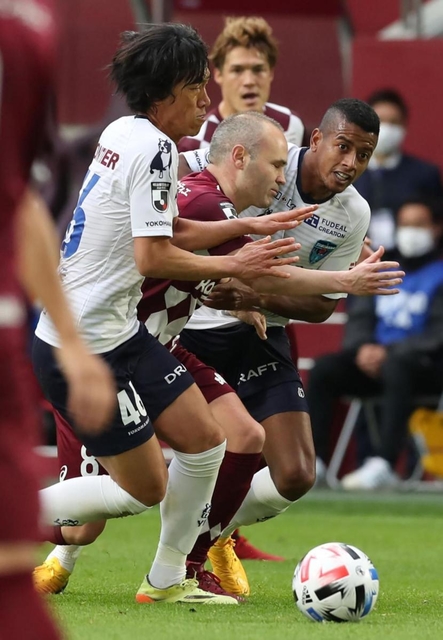 神戸-横浜ＦＣ　前半、横浜ＦＣ・中村俊輔（左）らと競り合う神戸のアンドレス・イニエスタ＝神戸市兵庫区のノエビアスタジアム神戸（撮影・辰巳直之）