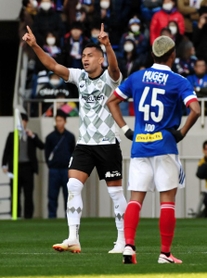 前半、先制ゴールを決め喜ぶ神戸・ドウグラス＝埼玉スタジアム（撮影・三好信也）