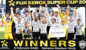 ＰＫ戦の末勝利し、カップを掲げ喜ぶイニエスタ（前列中央）ら神戸イレブン（撮影・三好信也）