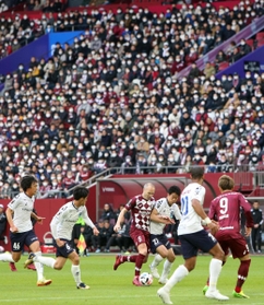 Ｊ１開幕戦を戦う神戸のアンドレス・イニエスタ（８）ら。新型コロナウイルスによる肺炎対策でマスク姿の観客がスタンドを埋めた＝２３日午後、神戸市兵庫区御崎町１、ノエビアスタジアム神戸（撮影・辰巳直之）