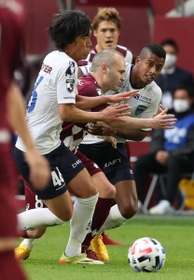 神戸-横浜ＦＣ　前半、横浜ＦＣ・中村俊輔（左）らと競り合う神戸のアンドレス・イニエスタ＝神戸市兵庫区のノエビアスタジアム神戸（撮影・辰巳直之）