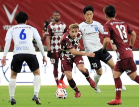 神戸ー横浜ＦＣ　後半、堅い守備を見せるセルジ・サンペール（中央）＝２３日午後、神戸市兵庫区、ノエビアスタジアム神戸（撮影・鈴木雅之）