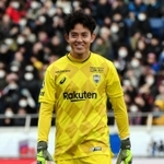 横浜３人目エジガル・ジュニオのＰＫを阻止し笑顔の神戸ＧＫ・飯倉大樹＝埼玉スタジアム（撮影・三好信也）