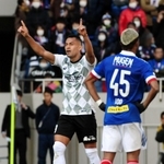 前半、先制ゴールを決め喜ぶ神戸・ドウグラス＝埼玉スタジアム（撮影・三好信也）