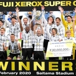 ＰＫ戦の末勝利し、カップを掲げ喜ぶイニエスタ（前列中央）ら神戸イレブン（撮影・三好信也）