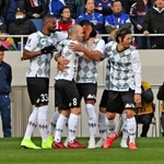 前半、アシストしたイニエスタ（中央左）と抱き合って喜ぶドウグラス（中央右）＝埼玉スタジアム（撮影・三好信也）