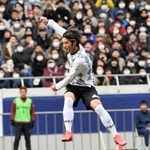 後半、勝ち越しゴールを決める神戸・山口蛍＝埼玉スタジアム（撮影・三好信也）